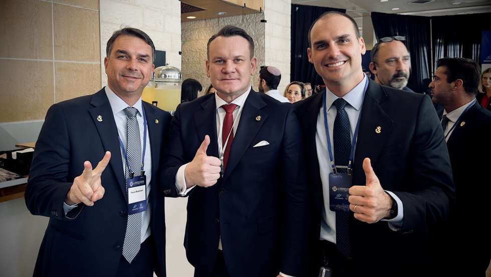 Flávio Bolsonaro com Dominik Tarczyński, eurodeputado polaco. Foto publicada por Dominik Tarczyński no dia 5 de outubro de 2026 para parabenizar Bolsonaro pela vitória na primeira volta das eleições brasileiras.