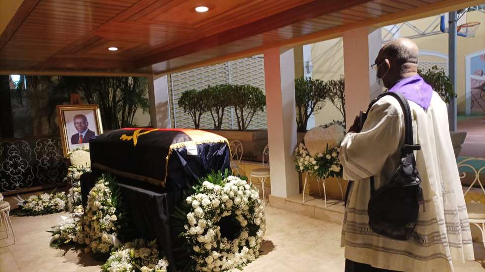 Alguns populares entraram no velório de José Eduardo dos Santos a chorar