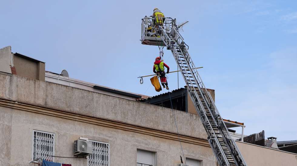 Bombeiros tentam aceder à parte que ruiu