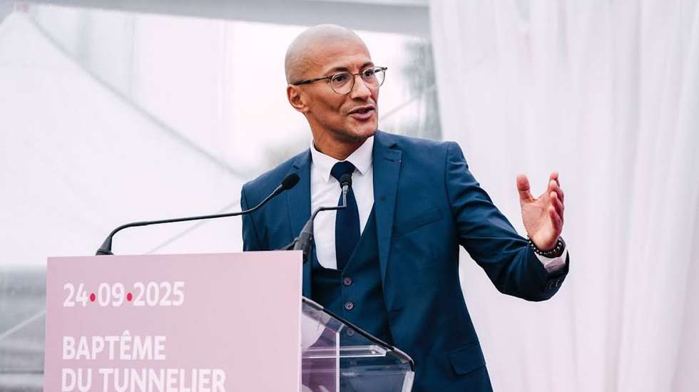 a cadeia de fast-food Master Poulet, com 50 filiais em França, afirmou que tentou contactar a autarquia de Saint-Ouen-sur-Seine, mas que não obteve qualquer resposta