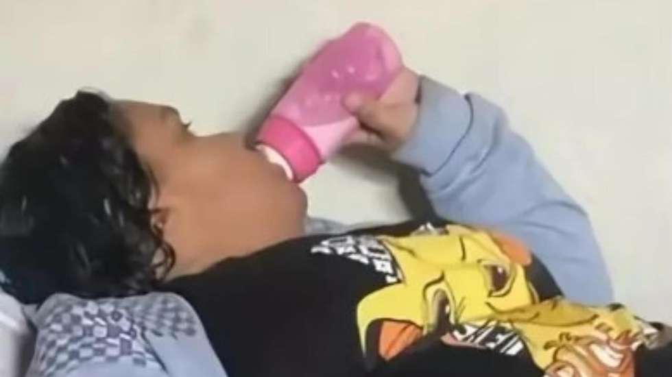 A mulher brincava diariamente com bonecas, fazia desenhos, utilizava chucha e biberão e mantinha consigo diversos objetos normalmente ligados ao universo infantil