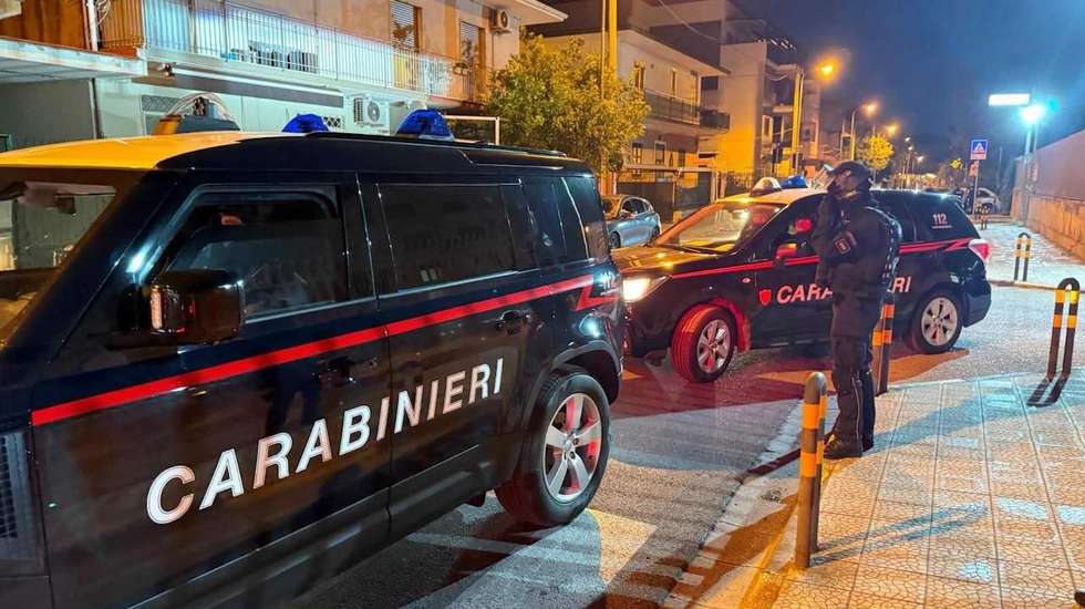 A explosão destruiu dois carros estacionados na rua e danificou o muro da casa de Sigfrido Ranucci