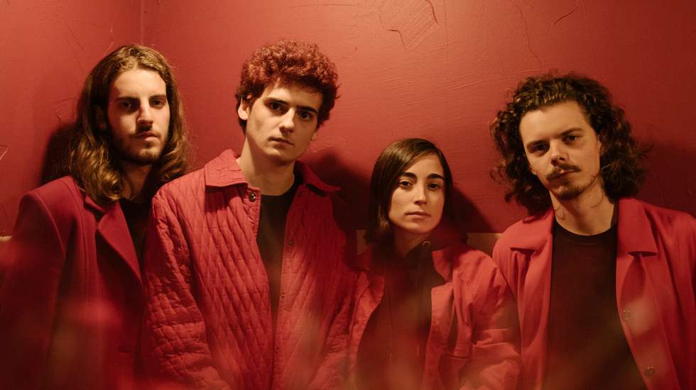 Banda sobre fundo vermelho: Bernardo Ramos, Miguel Gomes, Inês Matos e Ricardo Oliveira são os Chinaskee