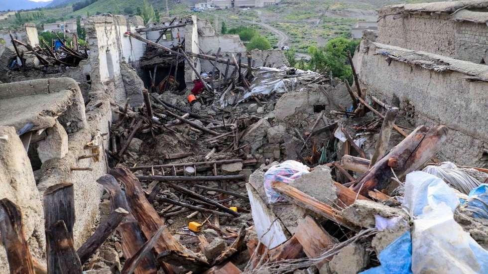 epaselect epa10028877 People affected by earthquake wait for relief in Gayan village in Paktia province, Afghanistan, 23 June 2022. More than 1,000 people were killed and over 1,500 others injured after a 5.9 magnitude earthquake hit eastern Afghanistan before dawn on 22 June, Afghanistan's state-run Bakhtar News Agency reported. According to authorities the death toll is likely to rise.  EPA/STRINGER