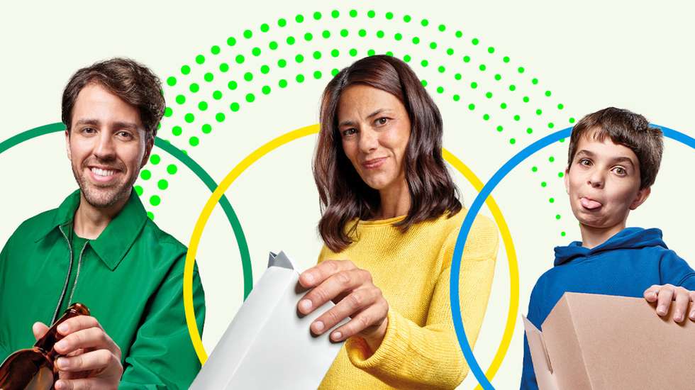 Pessoas felizes a reciclar
