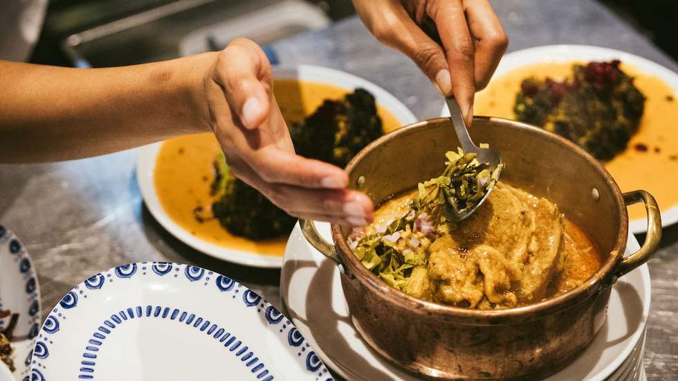 O khao soi gai é uma sopa tipicamente tailandesa com noodles de ovo cozidos e fritos, frango, caril de pasta vermelha com coco