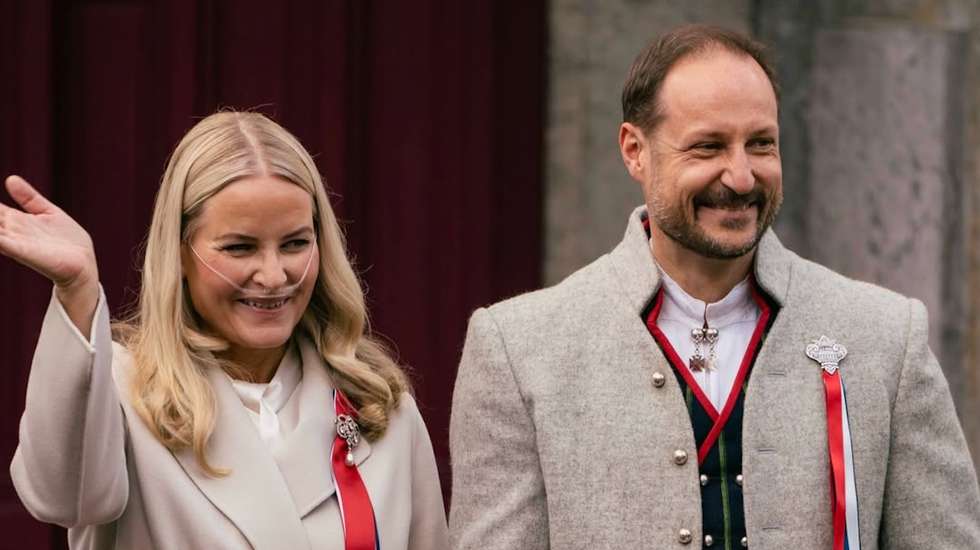 Mette-Marit tem aparecido nos últimos meses em eventos públicos a usar uma cânula de oxigénio
