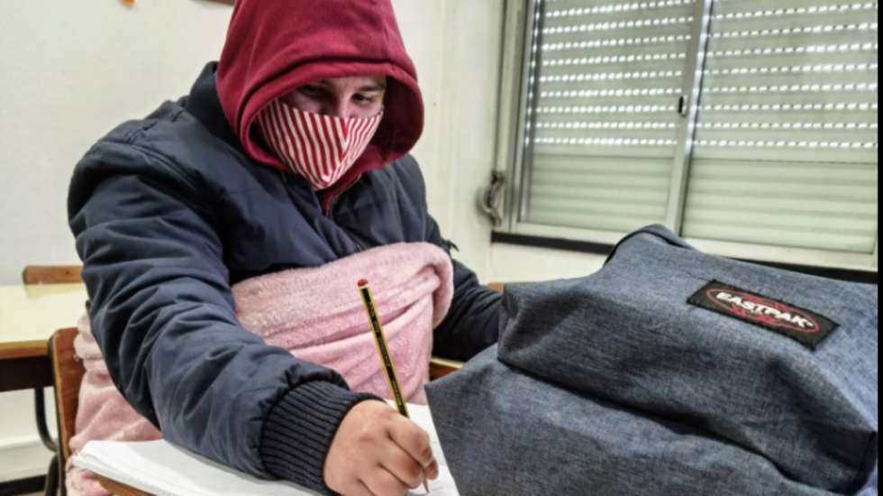 As escolas têm de encontrar um equilíbrio entre manter as salas quentes e garantir o arejamento necessário, dizem os diretores de agrupamentos