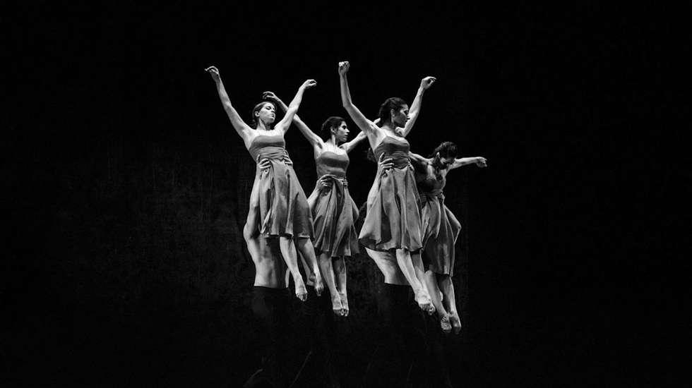 Na quarta-feira, os bailarinos vão apresentar excertos de várias obras do repertório da CPCB, "num ambiente íntimo e preparado ao pormenor pelos braços dos bailarinos e técnicos que acompanham os espetáculos"