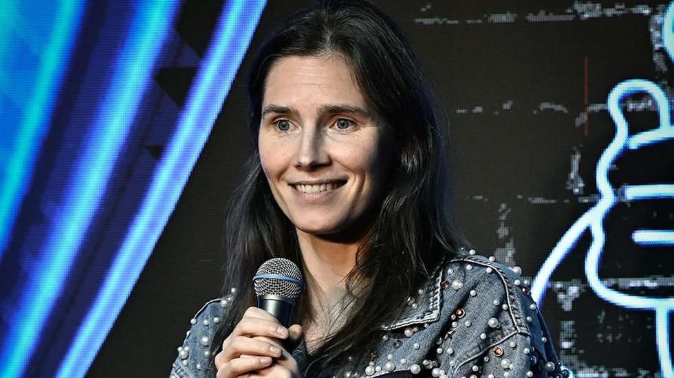 Amanda Knox atuou no The Ice House Comedy Club a 25 de março de 2026 em Pasadena, Califórnia