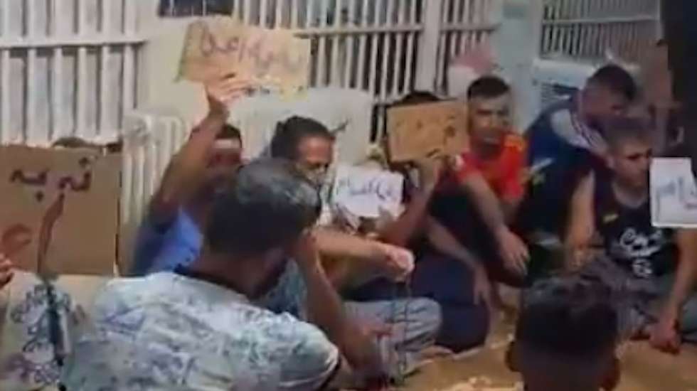 Prisioneiros da prisão de Ghezel Hesar, perto de Teerão, no 14º dia de greve de fome