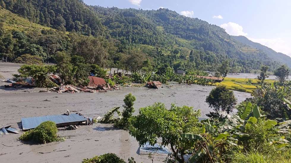 O exército nepalês resgatou 49 pessoas em meio às cheias