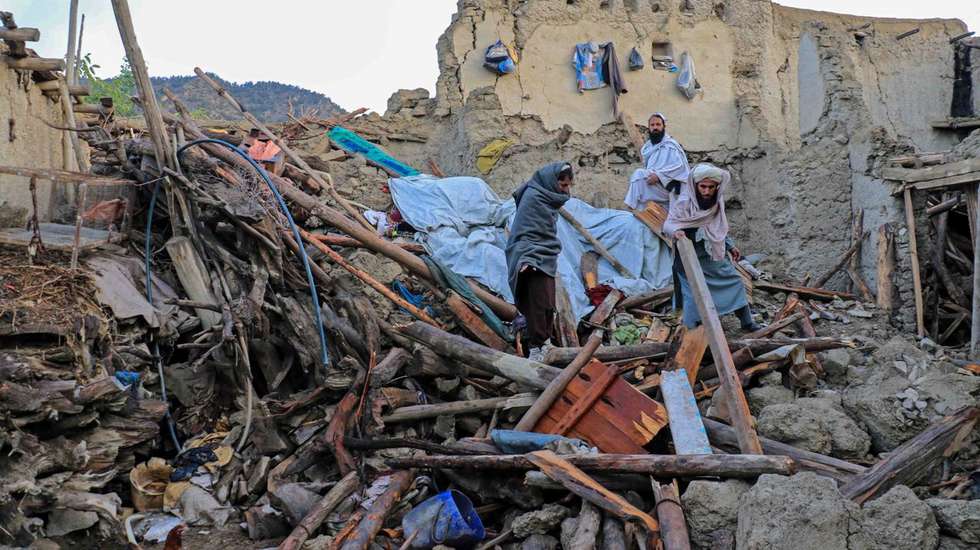 epa10028869 People affected by earthquake wait for relief in Gayan village in Paktia province, Afghanistan, 23 June 2022. More than 1,000 people were killed and over 1,500 others injured after a 5.9 magnitude earthquake hit eastern Afghanistan before dawn on 22 June, Afghanistan's state-run Bakhtar News Agency reported. According to authorities the death toll is likely to rise.  EPA/STRINGER
