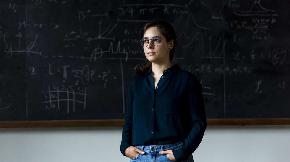Depois da licenciatura e mestrado na em Física na Universidade de Coimbra, Inês Ochoa doutorou-se na University College London e durante cinco anos fez investigação na Universidade de Columbia, em Nova Iorque. Está desde julho associada ao Laboratório de Instrumentação e Física Experimental de Partículas (LIP), em Lisboa