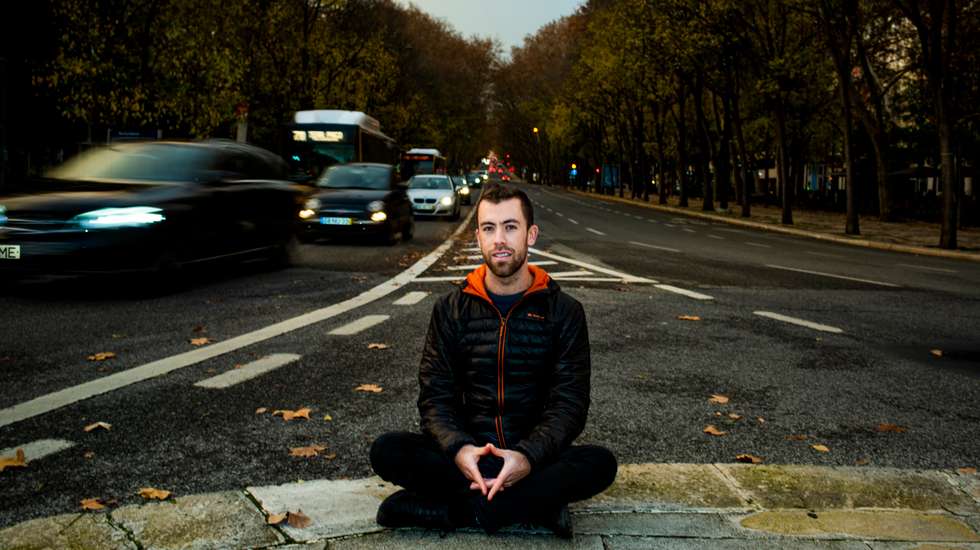 De Estocolmo até Lisboa, Nick Fitzpatrick demorou sessenta horas de autocarro. O estudante no Programa Doutoral em Ambiente e Sustentabilidade da FCT NOVA não viaja de avião, para reduzir a impacto ambiental. Viajar devagar e com a menor pegada ecológica possível é o princípio de honra do australiano