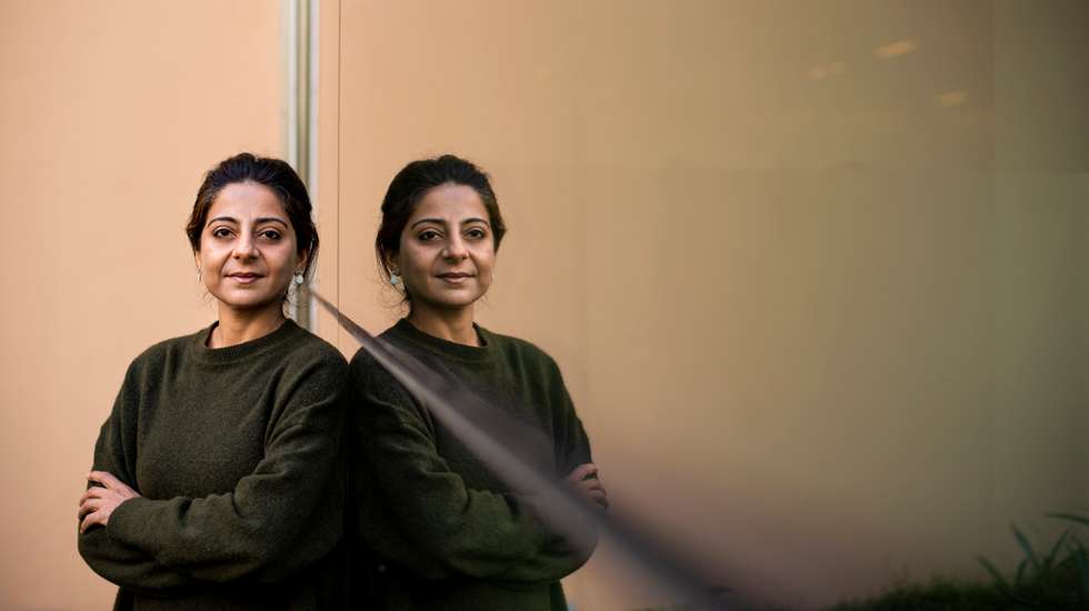 Com um Mestrado em Biotecnologia e um doutoramento em Bioquímica, Esha Madan já estudou e investigou em duas universidades indianas, duas universidades norte-americanas e uma universidade suíça. É, desde 2017, visiting scientist da Fundação Champalimaud