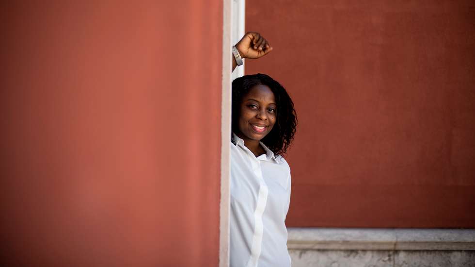 Licenciada e Mestre em Farmácia pela Universidade da Nigéria, onde deu aulas, Deborah Aluh é investigadora em literacia em saúde mental. Passou pelo Instituto de Saúde Pública da Universidade do Porto e desenvolve agora trabalho no Comprehensive Health Research Centre da Nova Medical School, em Lisboa