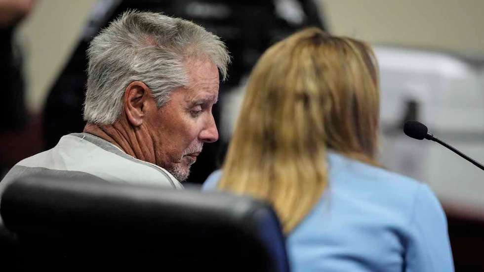 Colin Gray, pai de Colt Gray, autor do tiroteio na Apalachee High School, comparece pela primeira vez perante o Tribunal do Condado de Barrow, a 6 de setembro de 2024, em Winder, na Georgia
