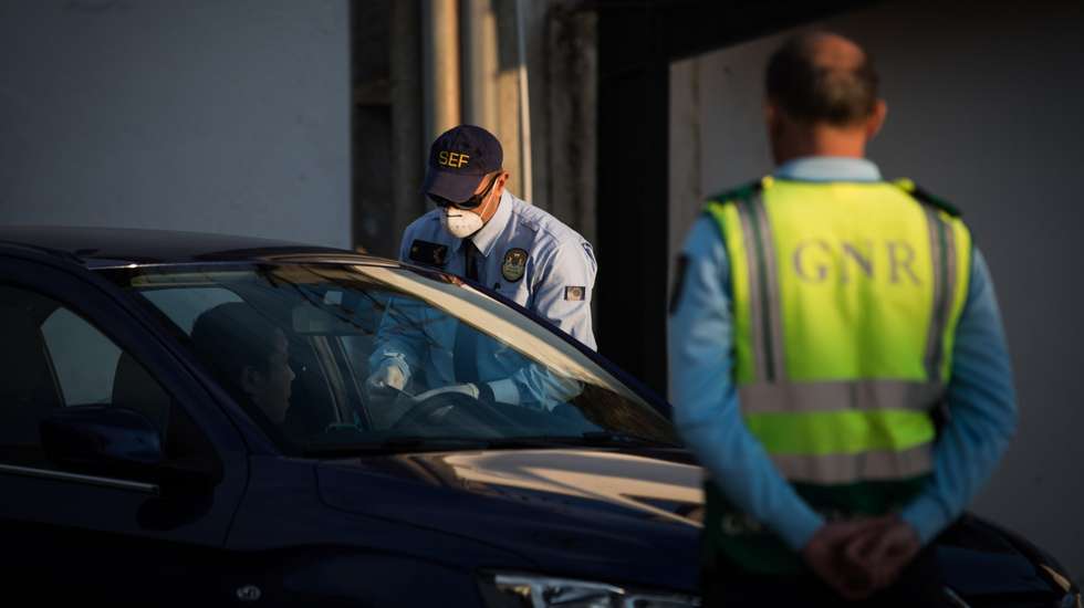 As fronteiras entre Portugal e Espanha estão fechadas desde janeiro devido à pandemia de Covid-19, sendo apenas permitida a passagem, em 18 pontos autorizados