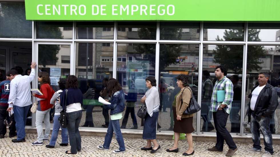 Desempregados inscritos nos centros de emprego sobem 4,9% em outubro, aponta IEFP