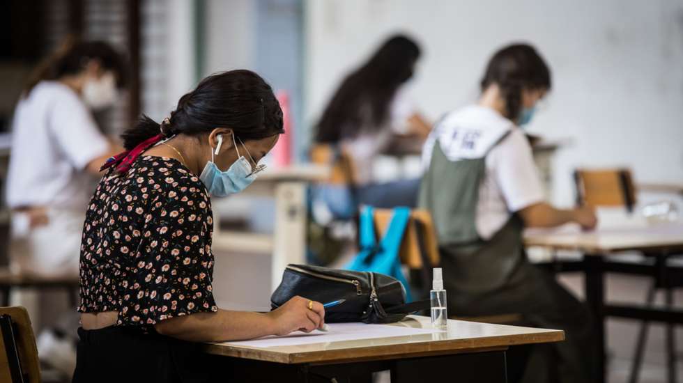 A utilização obrigatória de máscaras em escola no terceiro período do ano letivo, que vai de 19 de abril até às férias de verão, será formalmente decidida e anunciada no início da próxima semana
