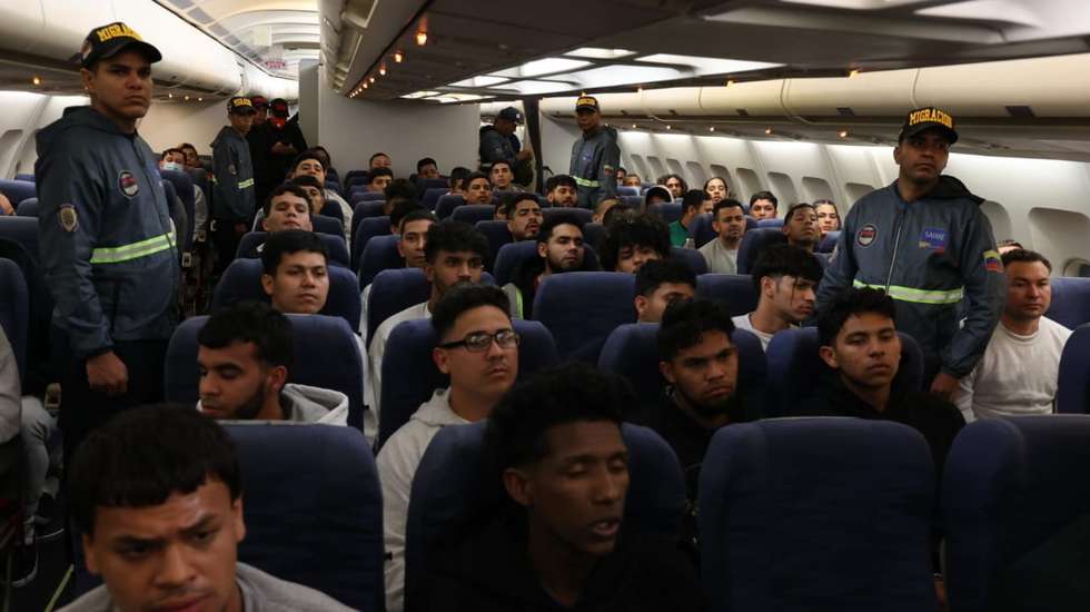 epa11985412 A handout photo made available by the Venezuelan Home Affairs Ministry shows some of the Venezuelan migrants that arrived from Honduras after being deported from the US, at Simon Bolivar International Airport in La Guaira, Venezuela, 24 March 2025.  EPA/VENEZUELAN HOME AFFAIRS MINISTRY/HANDOUT MANDATORY CREDITHANDOUT EDITORIAL USE ONLY/NO SALES