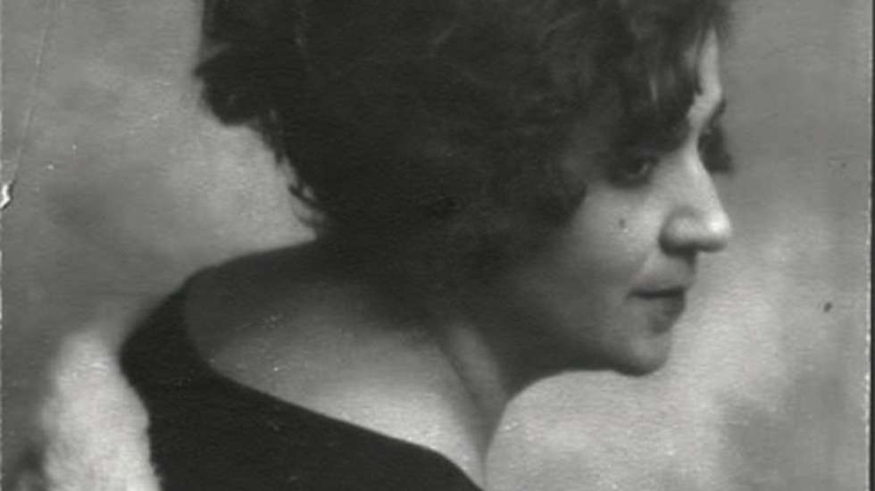 Judith Teixeira foi um dos autores envolvidos no escândalo da "Literatura de Sodoma". A sua primeira coletânea de poemas, "Decadência", foi apreendida e queimada
