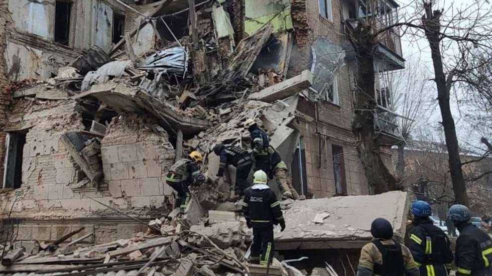 Edifício destruído em Krvyi Rih, uma das cidades atingidas pelo ataque aéreo em massa lançado pela Rússia