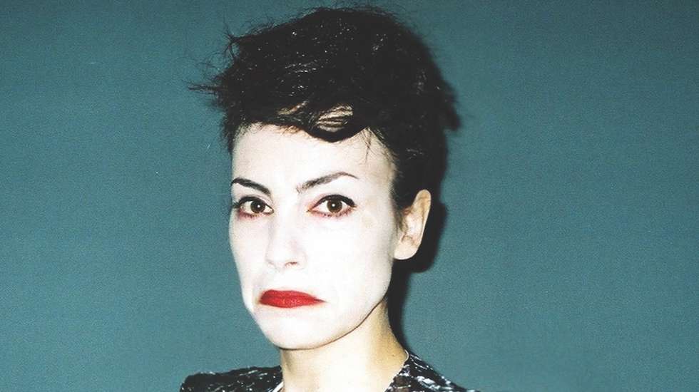 Tânia Carvalho é uma artista multidisciplinar com uma carreira de 25 anos de criação em diferentes expressões artísticas, da dança ao desenho, passando pela música e cinema