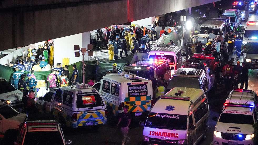 Equipas de socorro atuam no local do incêndio que provocou a morte de 27 pessoas, no bar Rong Beer Na Lat Phrao, em Banguecoque