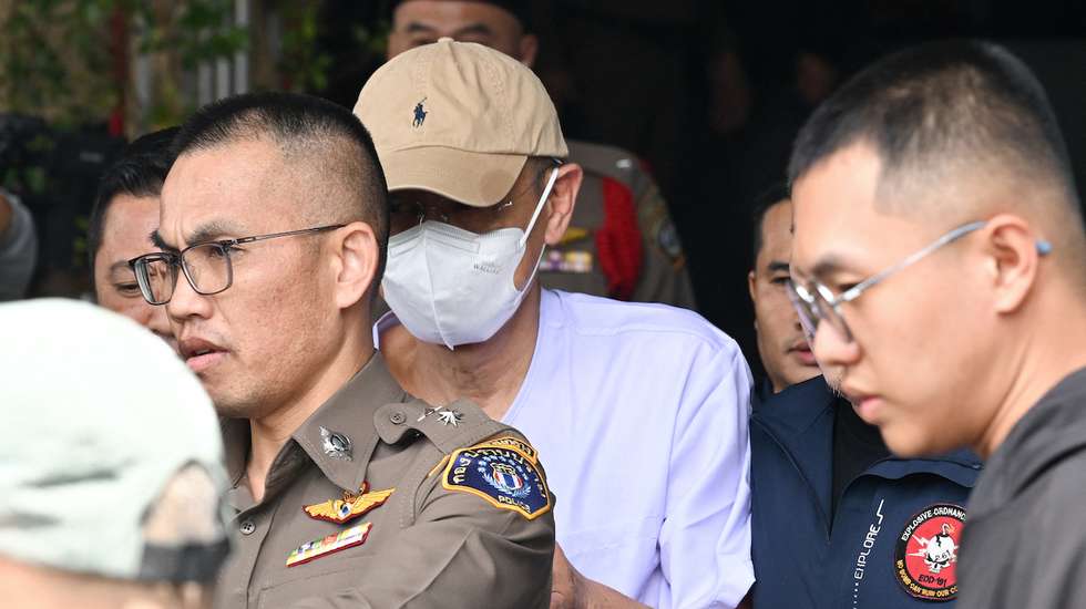 Agentes da polícia escoltam o monge budista Phra Wachiraya Wi em Banguecoque, a 11 de setembro de 2026