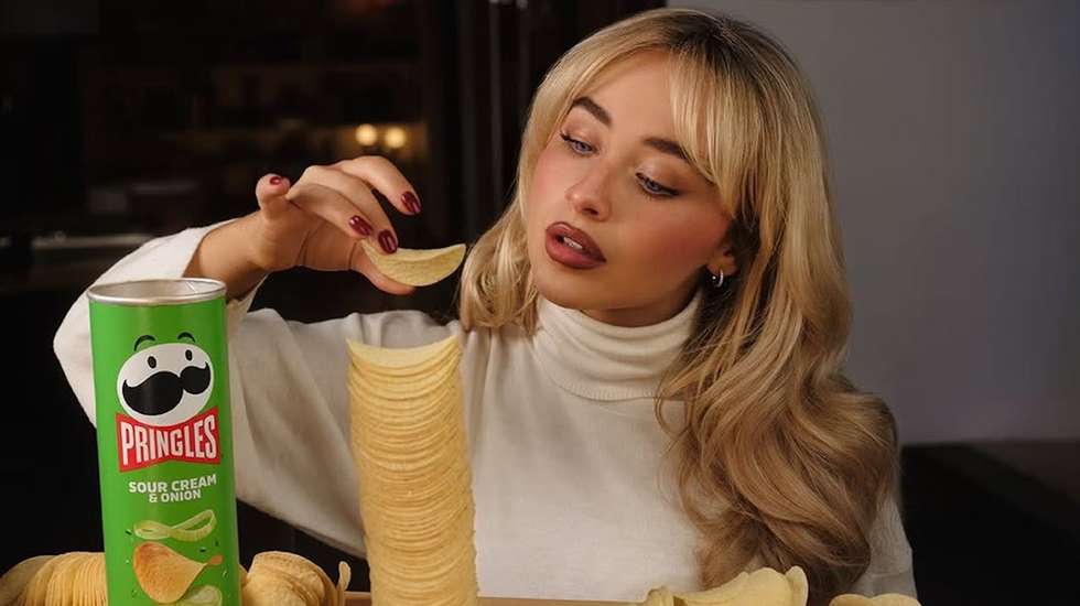 Sabrina Carpenter para o anúncio da Pringles da 60ª edição da Super Bowl