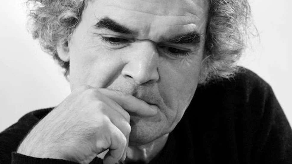 Patrik Ouředník nasceu em 1957 na antiga Checoslováquia e vive em França desde 1984. É autor de "Europeana. Uma Breve História do Século XX"