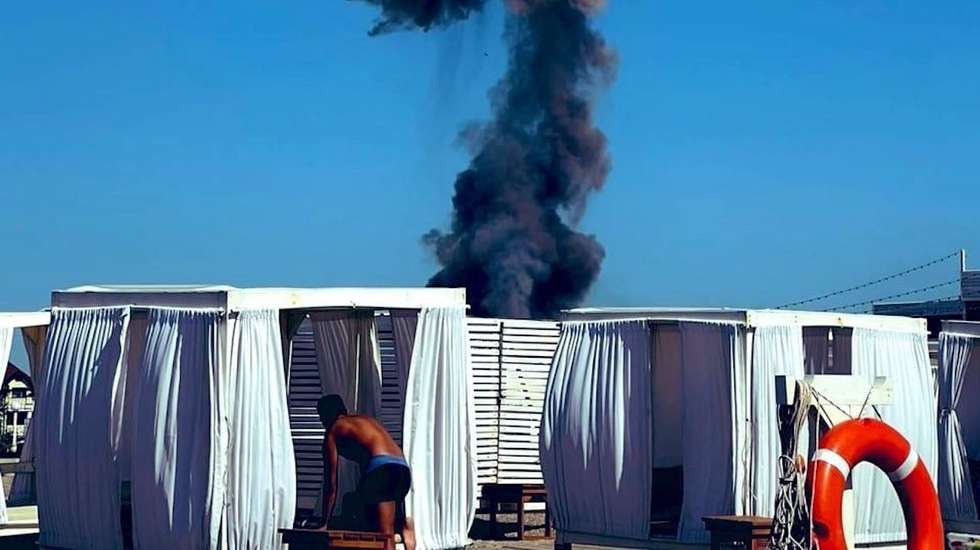 Imagens mostram pessoas na praia a fugirem devido às explosões na base aérea militar