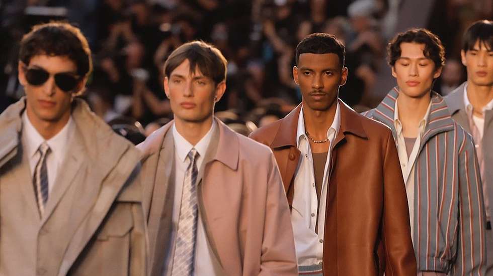 A coleção masculina da Louis Vuitton teve peças clássicas em tons pastéis e detalhes com inspiração na moda indiana