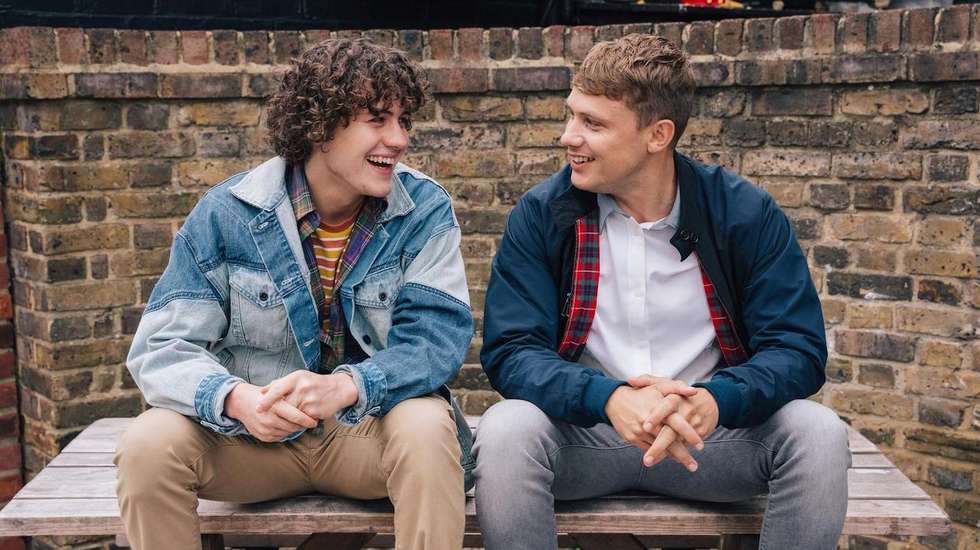 Dylan Llewellyn é Jack, às voltas com o luto e a sexualidade; Jon Pointing é Danny, o universitário fora de horas que tem tanto a ensinar como a aprender