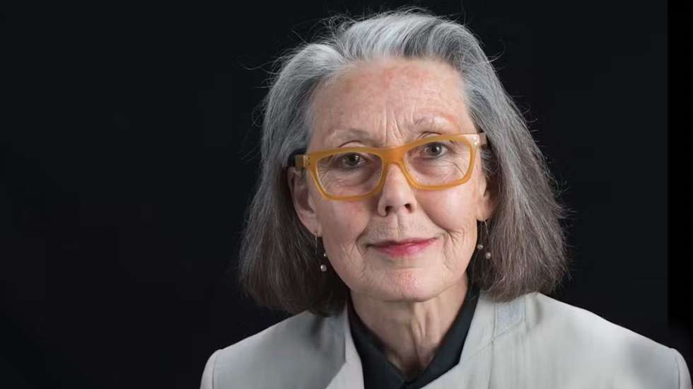 Anne Carson apresenta-se aqui de forma quase performativa, com citações escolhidas a dedo para que seja composto um ensaio orgânico, quase objectivo