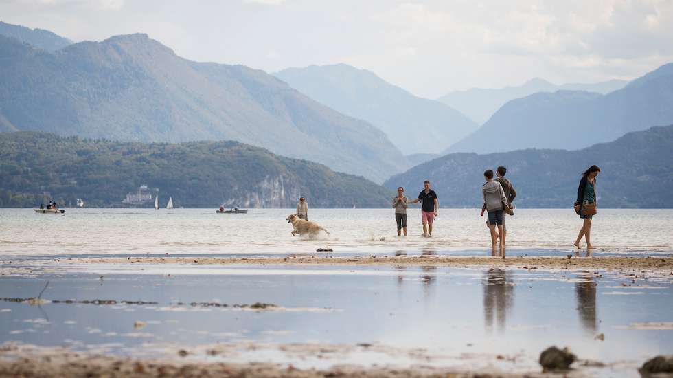 Lago Annecy, na região de Haute-Savoie, em França