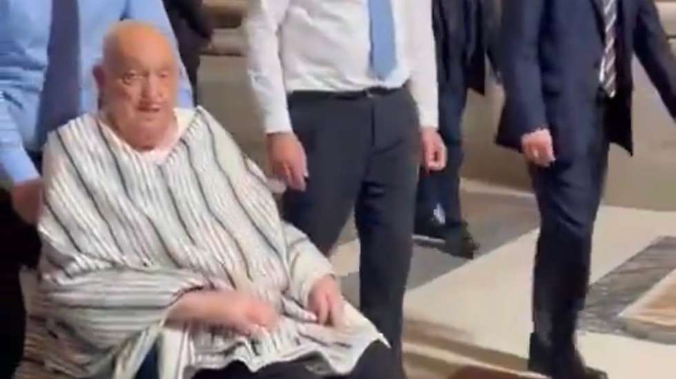 Fiéis que estavam a visitar a Basílica filmaram a passagem surpresa do Papa -- e o momento em que Francisco cumprimentou uma criança