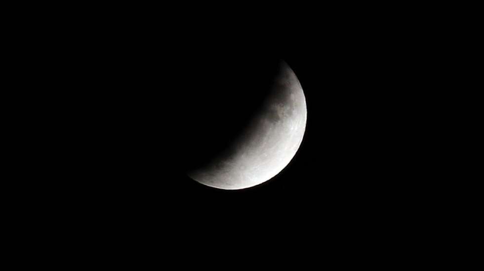 Sabe-se também que o campo magnético da Lua atingiu um pico há 2,8 mil milhões de anos, sugerindo que o dínamo lunar flutuava episodicamente, em vez de diminuir constantemente