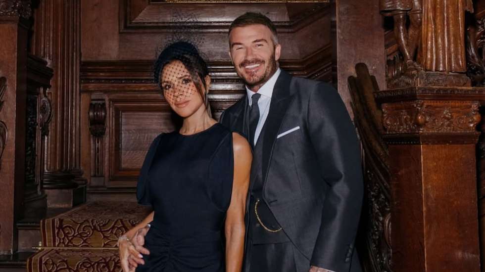 Victoria também apoiou o marido em novembro de 2025, quando foi condecorado pelo Rei Carlos III