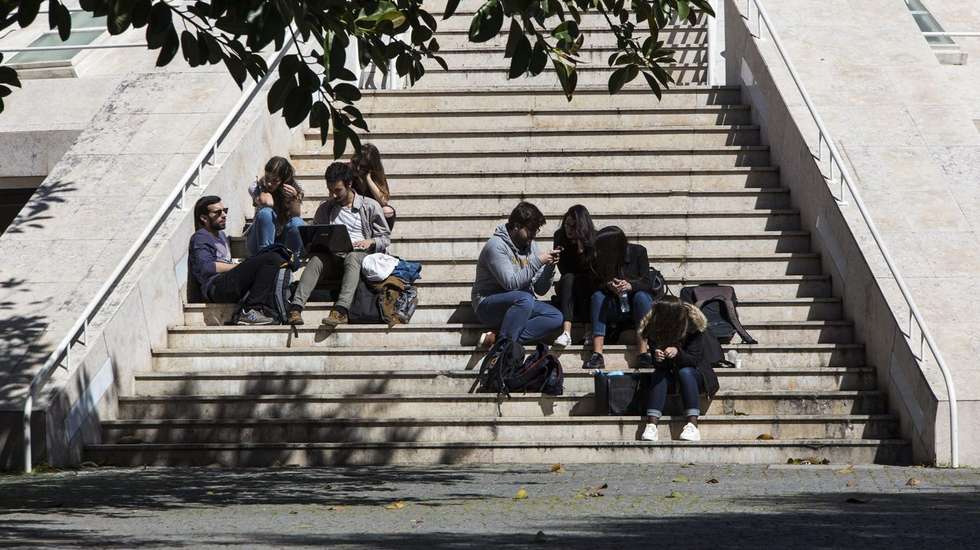A FCSH decidiu suspender o professor de forma preventiva, com efeitos imediatos, enquanto corre o processo disciplinar