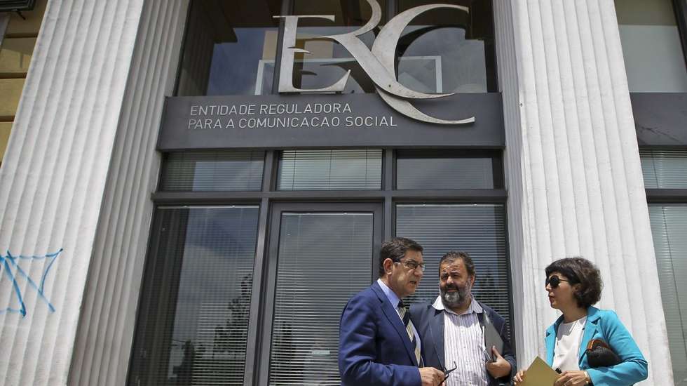 A Entidade Reguladora para a Comunicação Social (ERC), bem como Sindicato dos Jornalistas, a Associação Portuguesa de Imprensa fazem parte da discussão