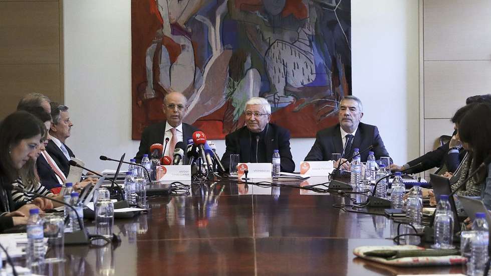Padre Vítor Melicias, presidente da mesa da AG, acompanhando pelo então presidente da mutualista Tomás Correia.