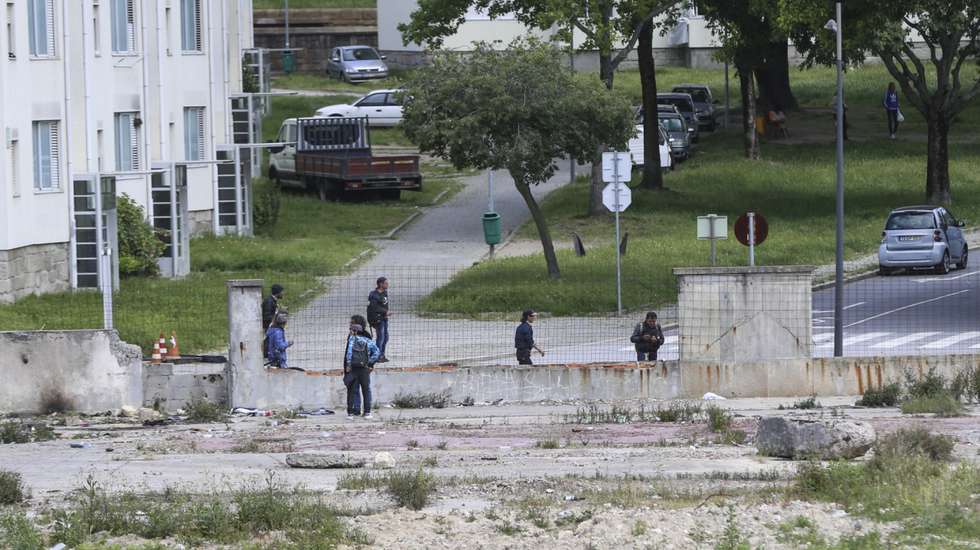 Os três suspeitos já foram ouvidos em tribunal que decretou como medidas de coação a apresentação semanal e bissemanal às autoridades policiais das respetivas residências