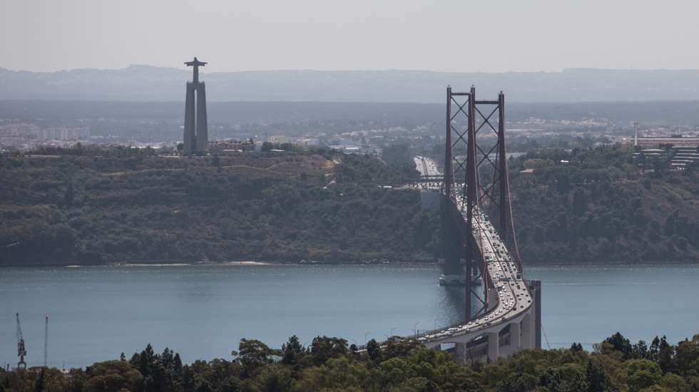 O alerta foi recebido pelas 17h00 e na sequência do incidente, a embarcação fundeou "junto da Ponte 25 de Abril"