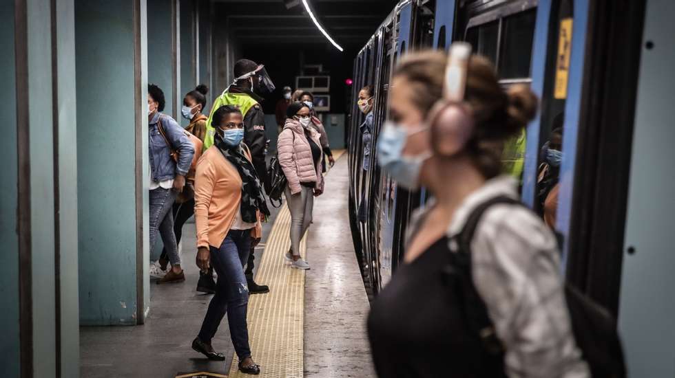 Pessoas no metro de Lisboa