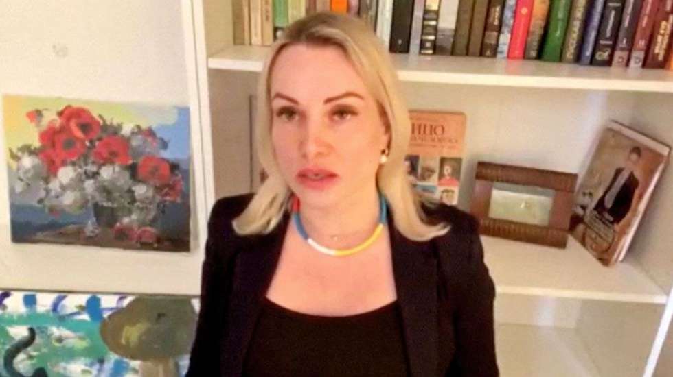 Marina Ovsyannikova divulgou um vídeo em que explica a razão do seu protesto e em que denuncia o "regime inumano" de Vladimir Putin