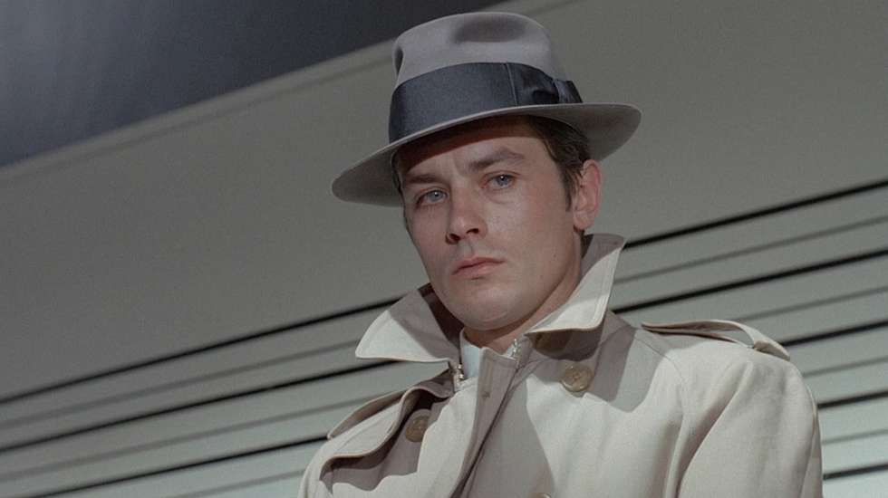 Alain Delon em 'O Ofício de Matar', de Jean-Pierre Melville (1967), um dos seus papéis mais memoráveis.