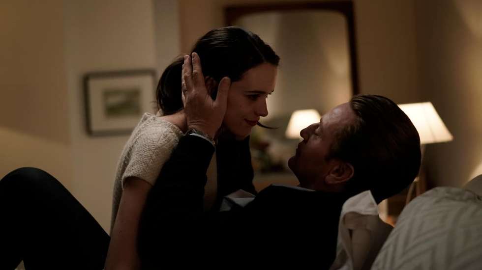 Stacy Martin e Benoit Magimel numa cena de "Amantes", o novo filme de Nicole Garcia